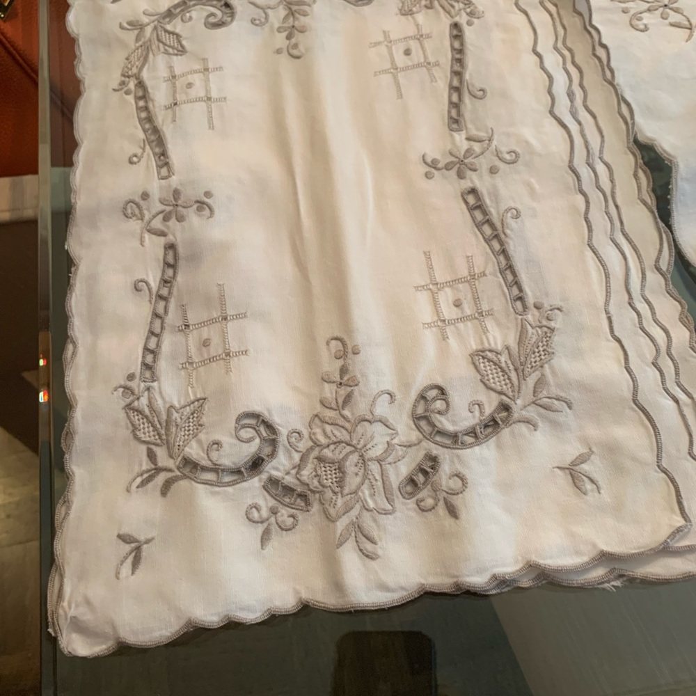 7 placemats and matching table runner.